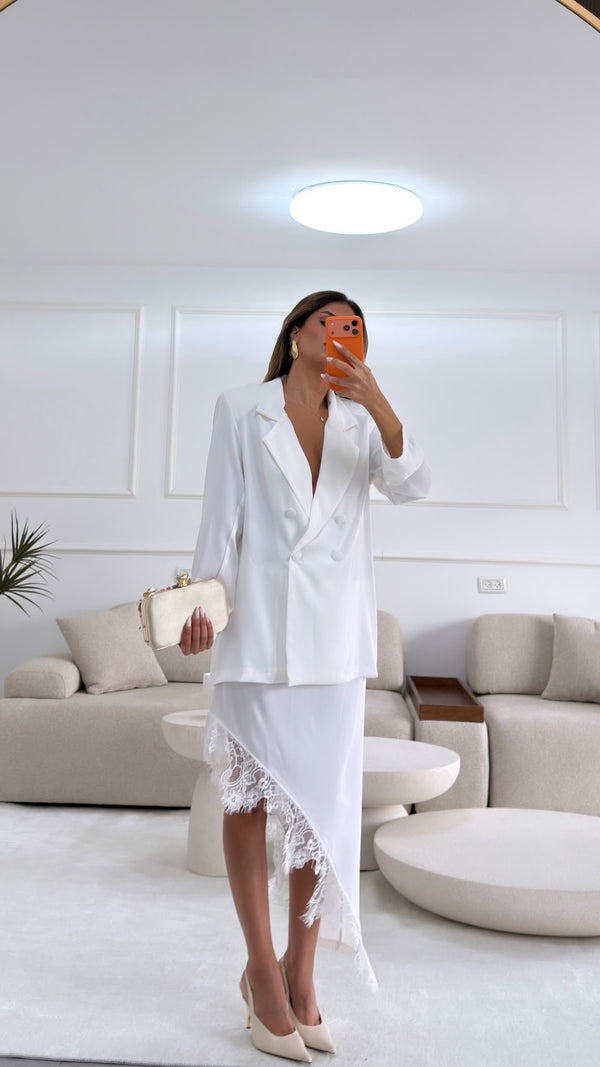 חליפת שאנל לבנה